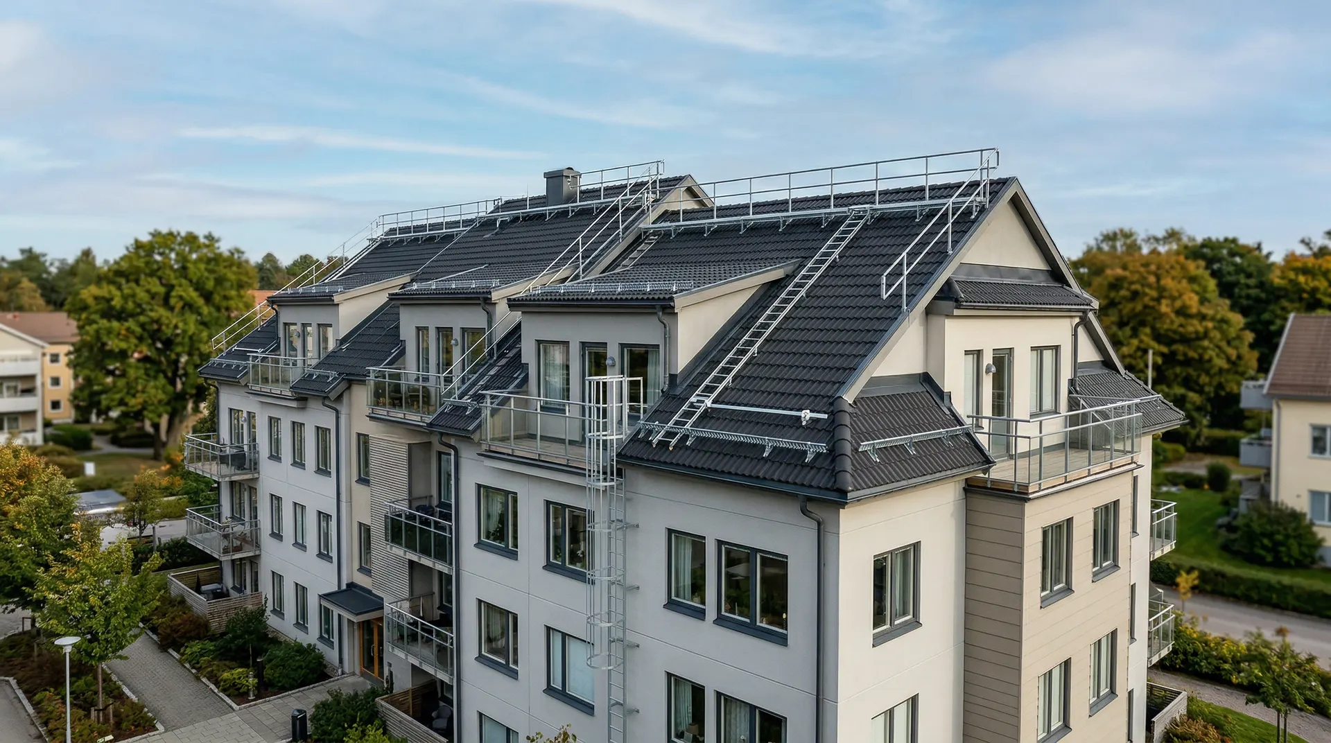 Flervåningshus med solpaneler på taket