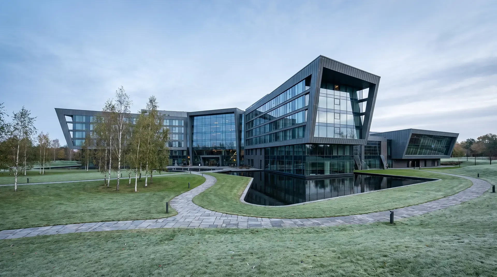 Skolbyggnad med glasfasad